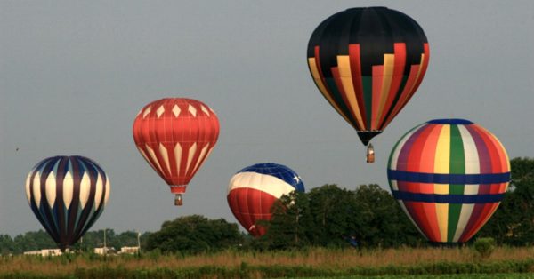 A group of hot air balloons Description automatically generated